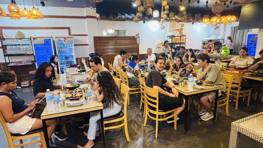 満席に近い88 korean restaurantの店内