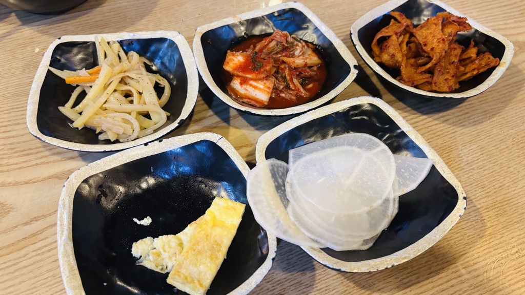 ナムル、キムチ、切り干し大根などのバンチャン（韓国の小皿）