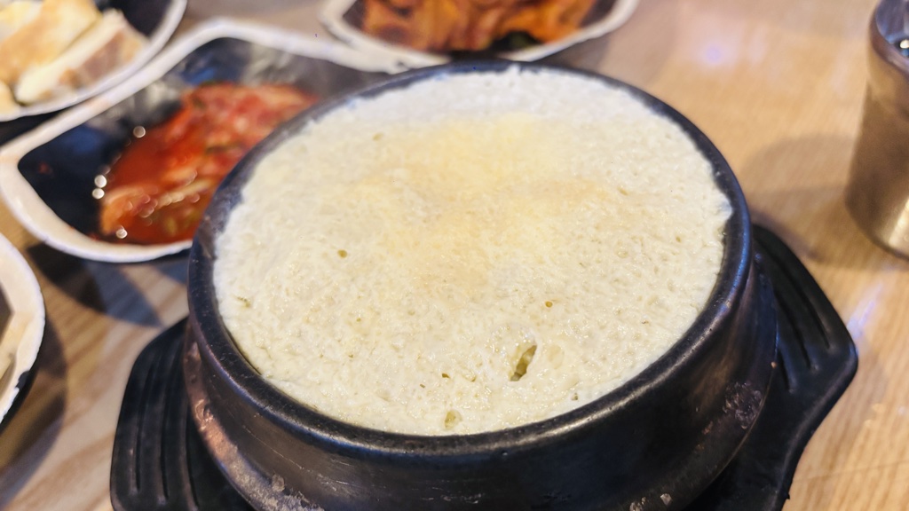 石鍋で提供される韓国の蒸し卵（ケランチム）