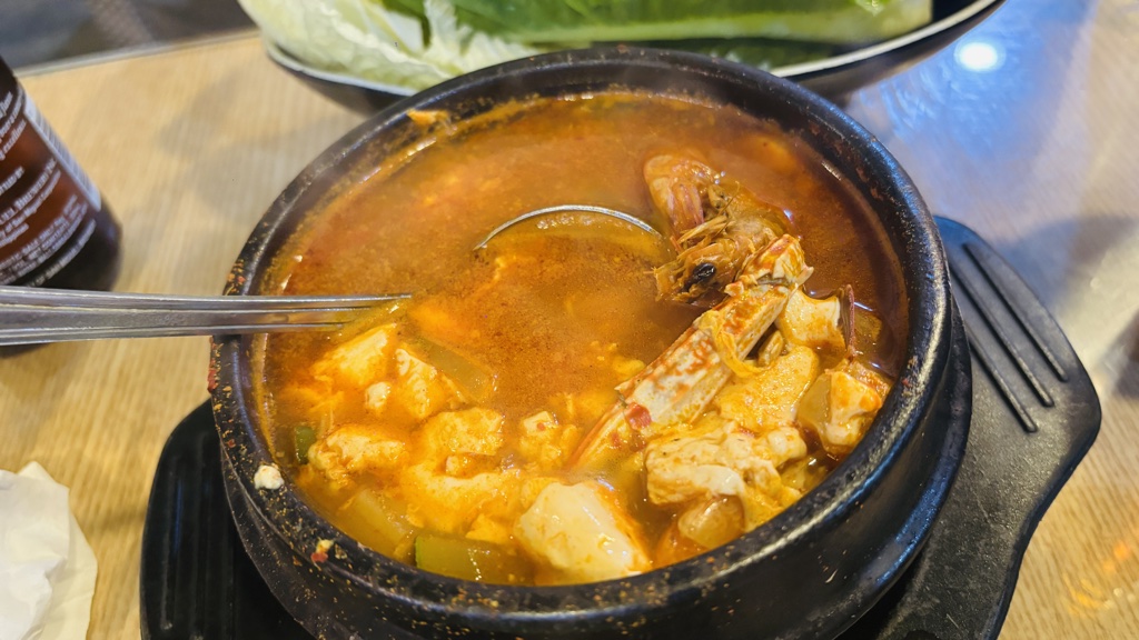 海老や豆腐が入った赤いスンドゥブチゲ