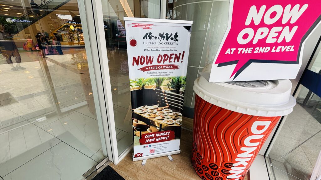 俺たちのカレー家のNOW OPEN看板