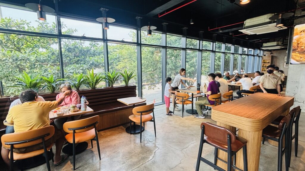 俺たちのカレー家の店内。窓が大きく明るい
