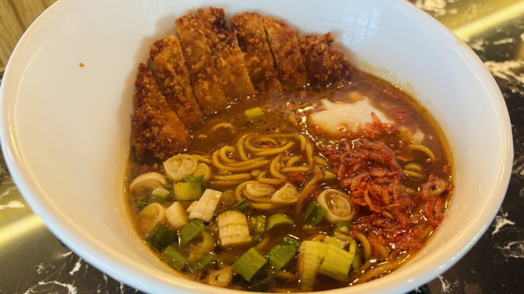 俺たちのカレー家のチキンカツミソカレーラーメン（500ペソ）
