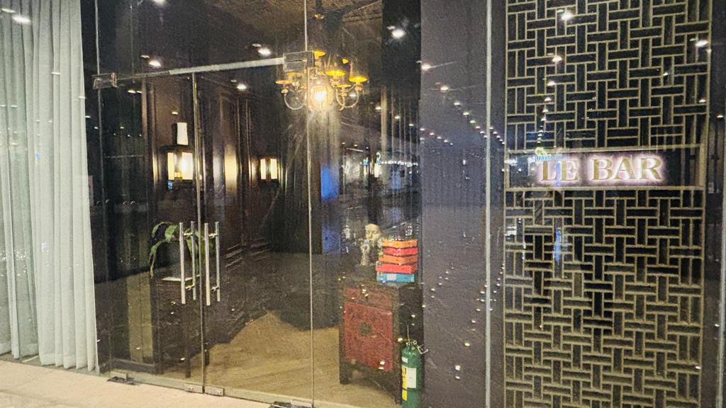 LE BARの入口。ガラスの扉と格子のサイン