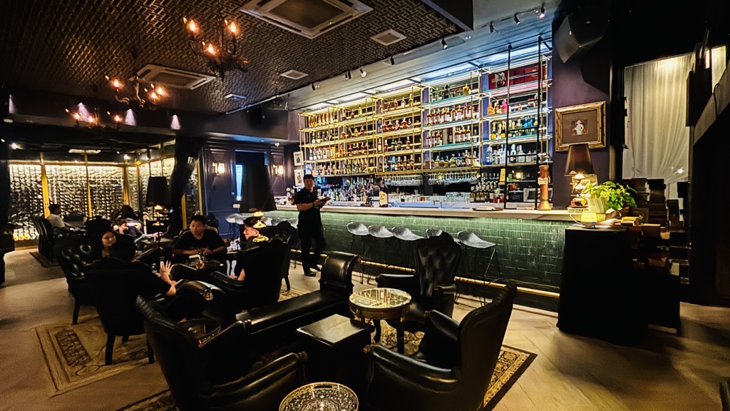 LE BAR Cebuの店内。黒革のソファとバックバーのボトル