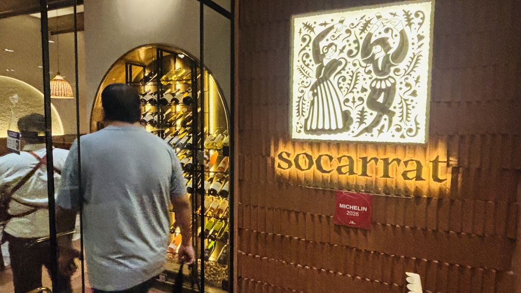 セブのスペイン料理店Socarratの入口。ミシュラン2026のプレートが掲げられている