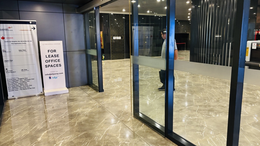 Faustina Centerの入口。ガラスの自動ドアを入って中へ