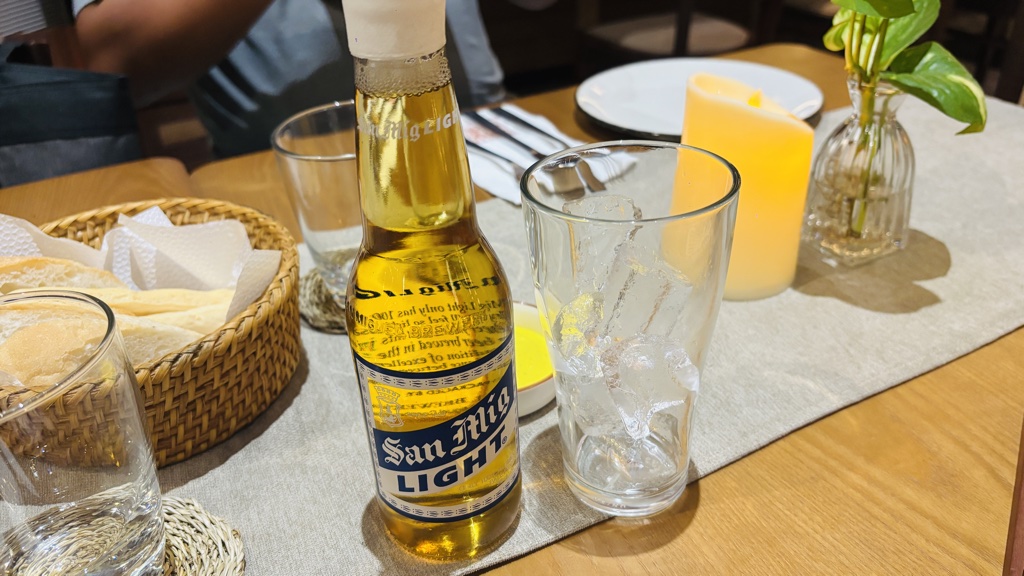 サンミゲルライトとアイスの入ったグラス
