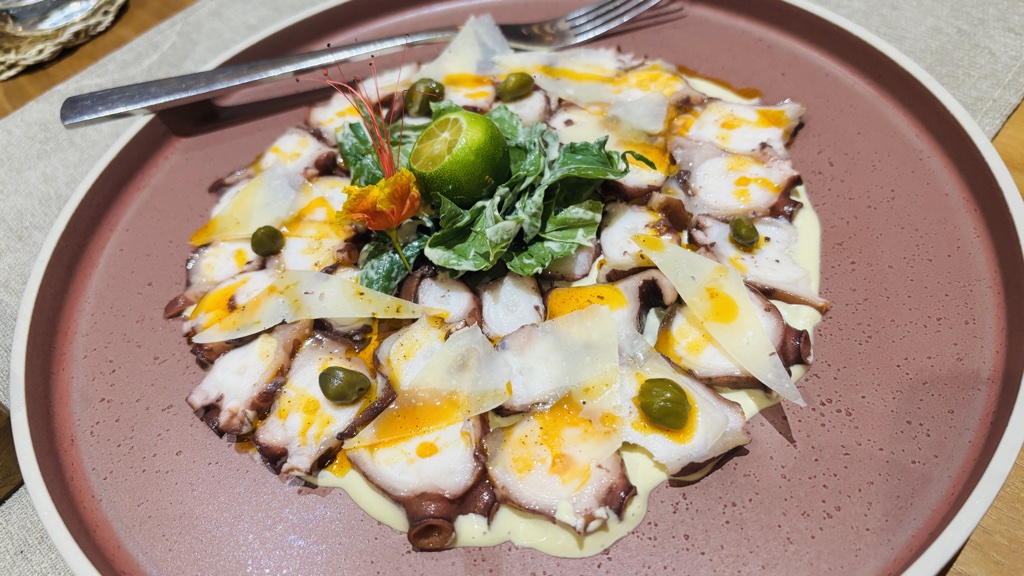タコのカルパッチョ。スモークチーズとケッパーがのっている