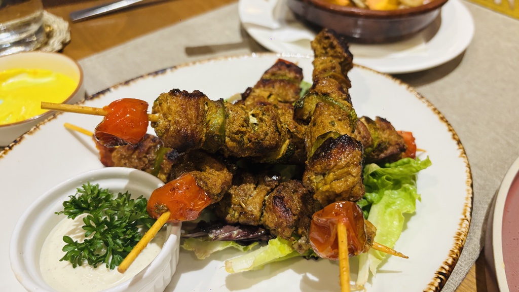 ピンチョ・モルーノ。豚肉の串焼き5本