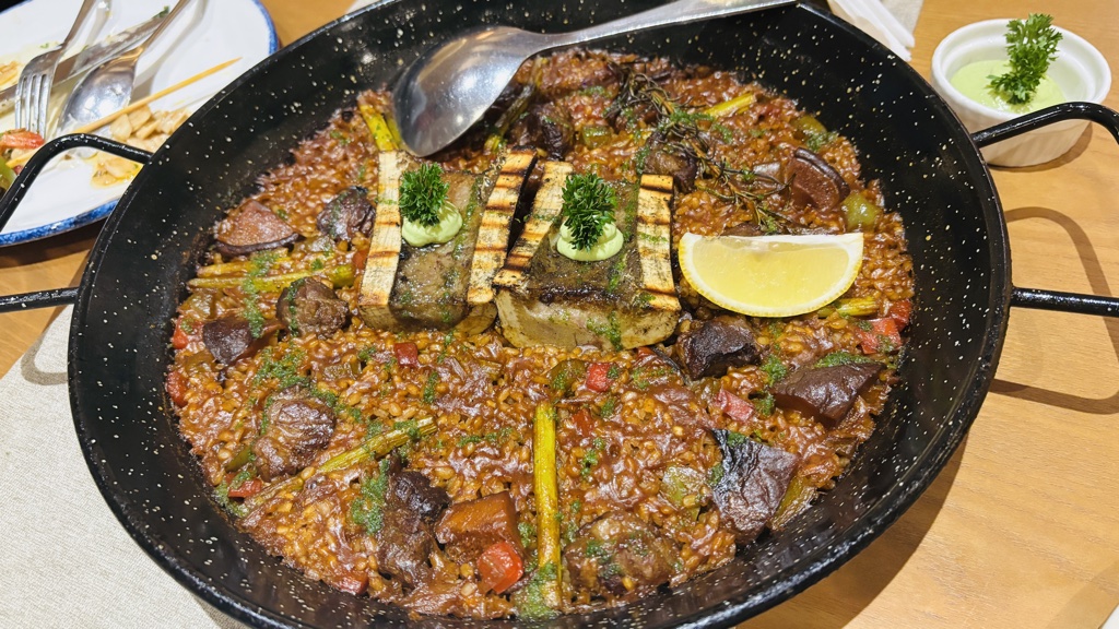 パエリア・モンタニェーサ。牛肉と骨髄がのった山のパエリア