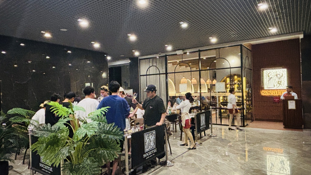 20時前、店の外で待つグループ