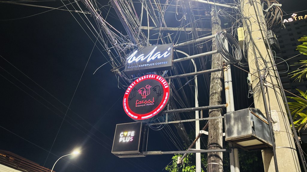 A.S.フォーチュナ通りの電柱に並ぶbalai・Farooj・CAFE PLUSの看板