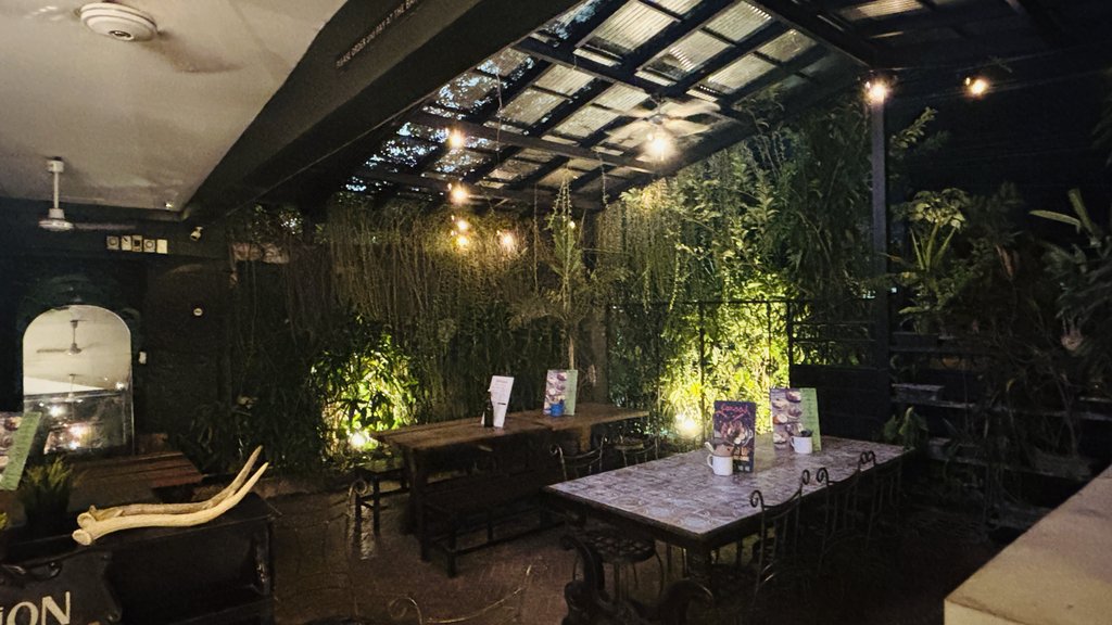 植物に囲まれた屋根付きのテラス席