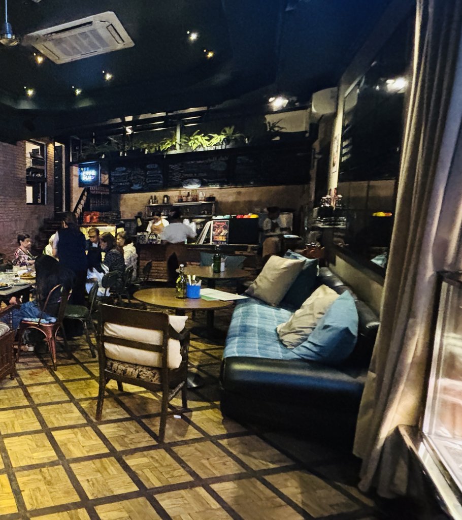 ソファとアンティーク調の椅子が置かれた店内