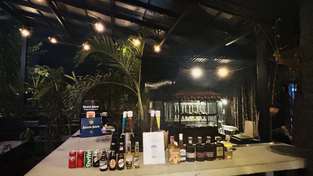 ビールやお酒のボトルが並ぶドリンクカウンター