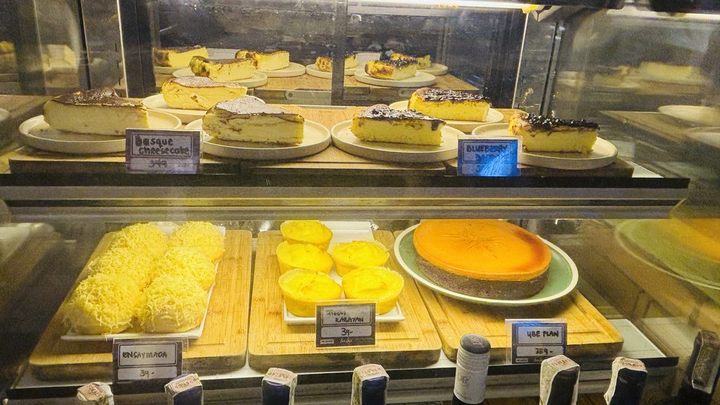 チーズケーキやエンサイマダが並ぶケーキのショーケース