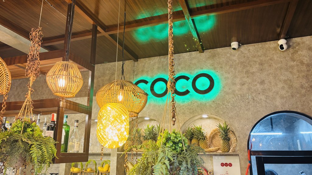Coco Cebuの店内。緑に光る「COCO」の文字とラタンのランプ