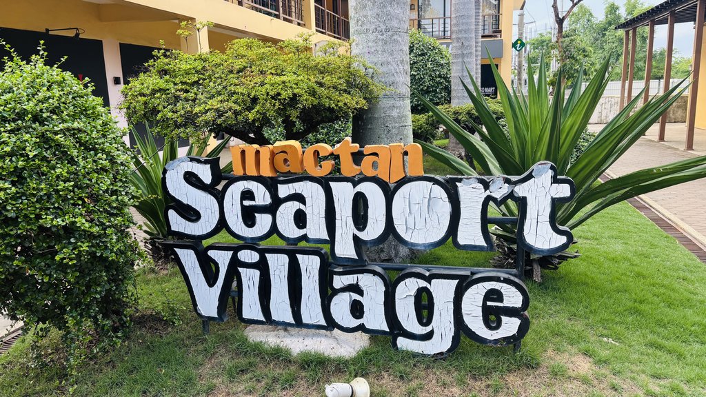 「mactan Seaport Village」の看板