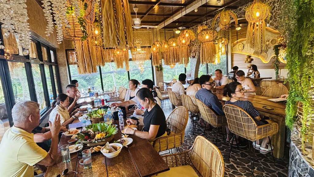 ラタンのランプや干し草のような飾りが下がる店内。ランチのお客さんでにぎわっている