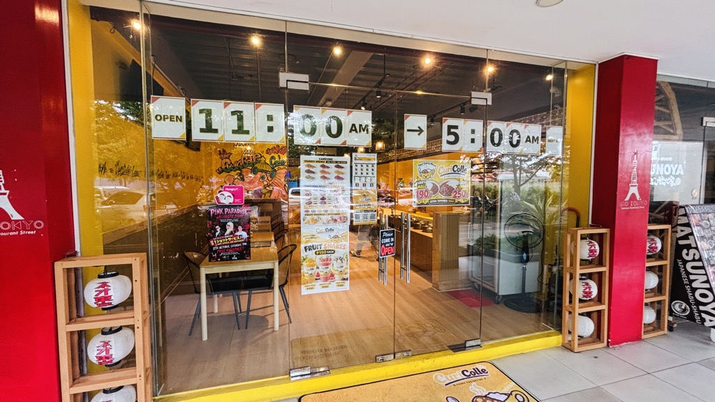 CuriColleの外観。ガラスの入口に「OPEN 11:00AM → 5:00AM」の表示、左右にNEO TOKYOの赤い柱