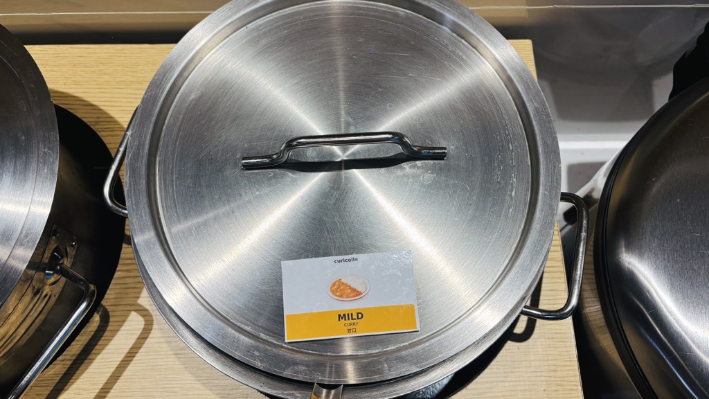 「MILD CURRY 甘口」の札がのったカレーの鍋