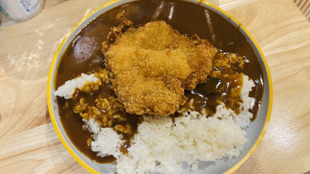 ご飯とカレーの上にとんかつをのせたカツカレー