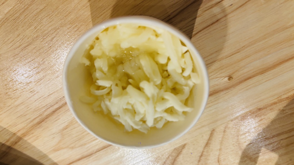 紙のカップに入ったシュレッドチーズ