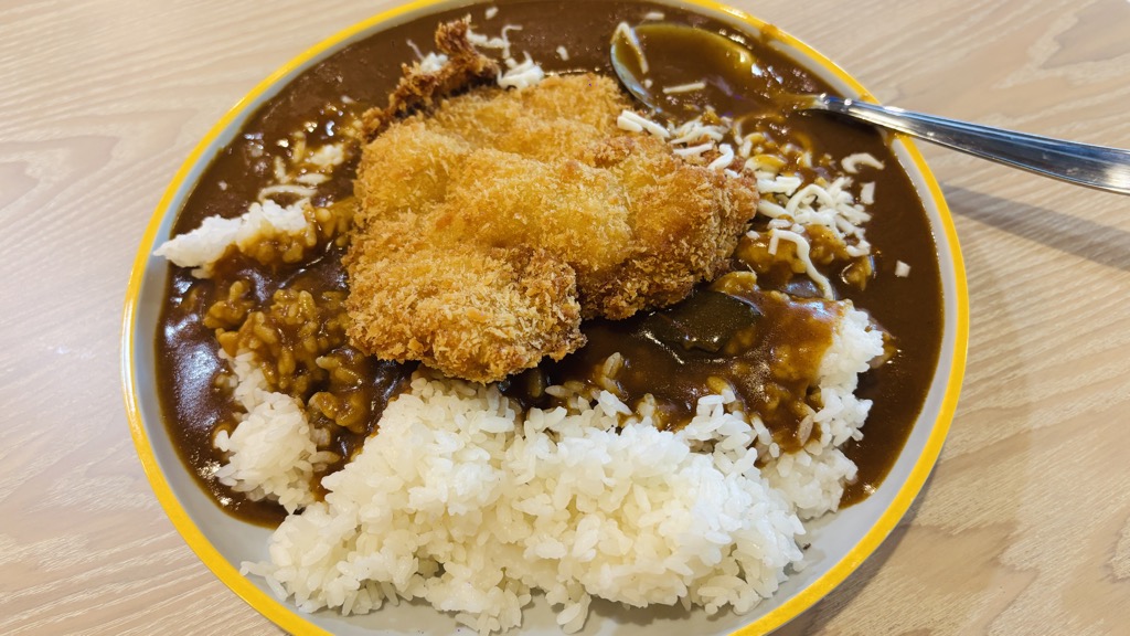大盛りのカツカレーにチーズをのせたCuriColle(カリコレ)のカレー