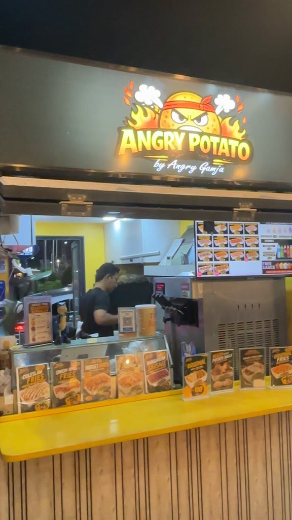 フライドポテトの屋台「ANGRY POTATO（アングリーポテト）」