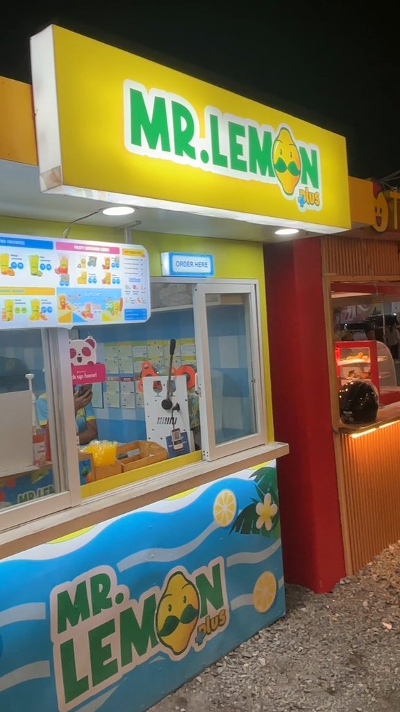 黄色い看板のドリンクの屋台「MR. LEMON（ミスターレモン）」