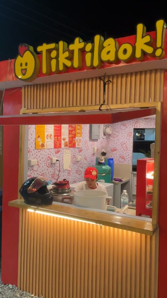 赤い柱に黄色い文字の看板の屋台「Tiktilaok!」