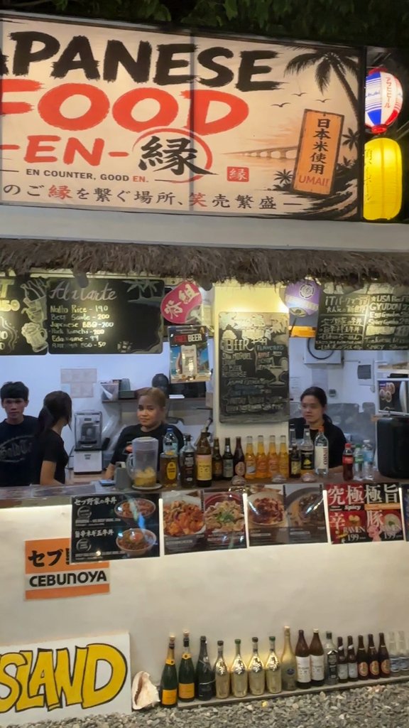日本食『縁 -EN-』の屋台。「JAPANESE FOOD -EN- 縁」の看板と「日本米使用」の札