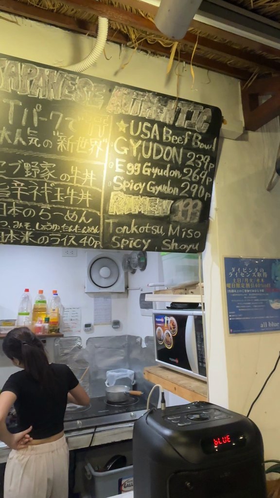 牛丼とラーメンの値段が書かれた『縁 -EN-』の黒板