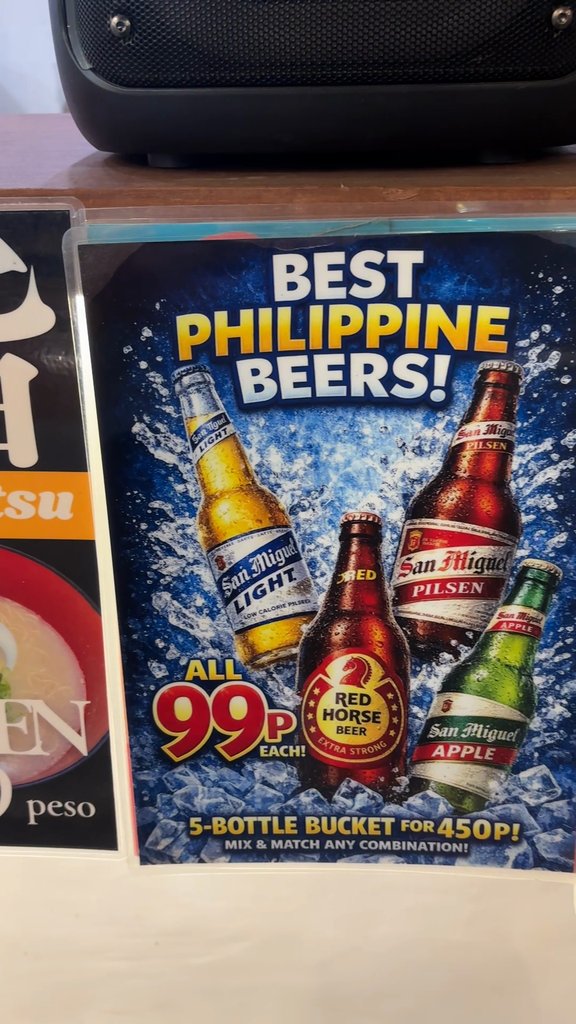 「ALL 99P EACH」「5-BOTTLE BUCKET FOR 450P」と書かれたフィリピンビールのポスター