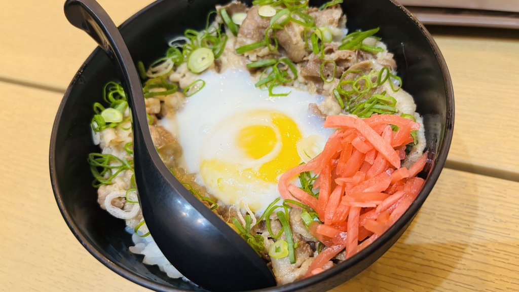 半熟の卵とネギ、紅しょうががのったエッグ牛丼