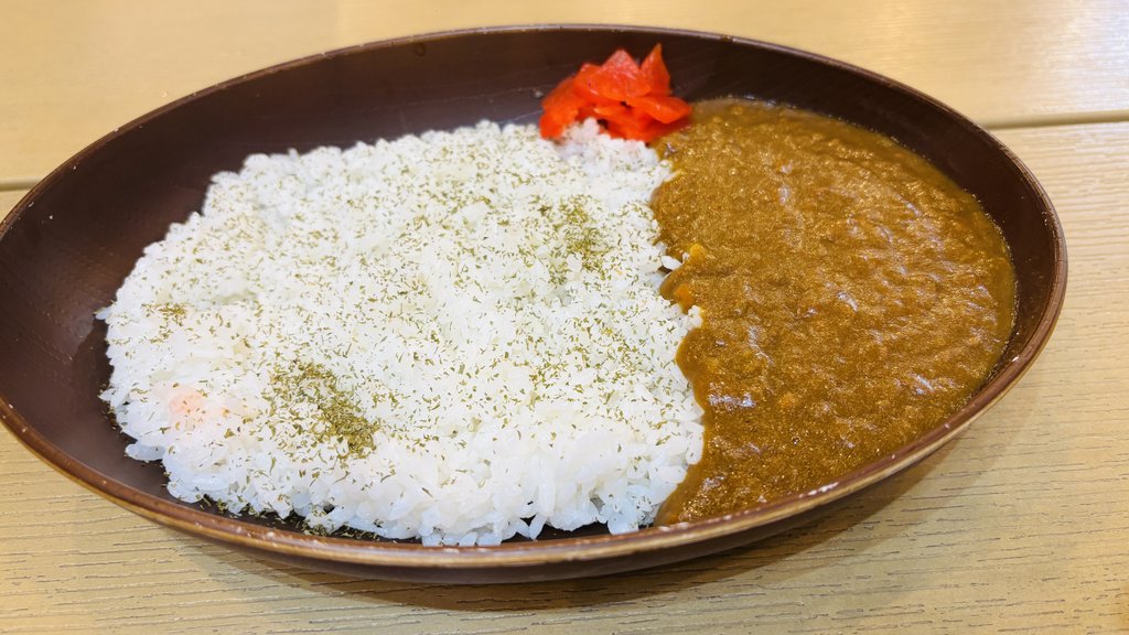パセリをふったごはんと赤い漬物がのったカレー
