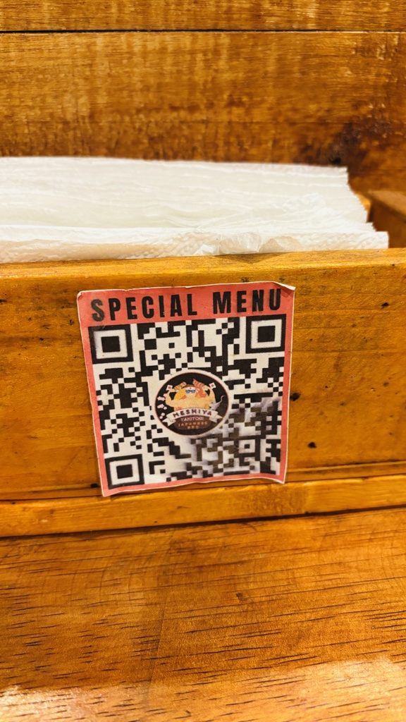 テーブルに貼られた「SPECIAL MENU」のQRコード