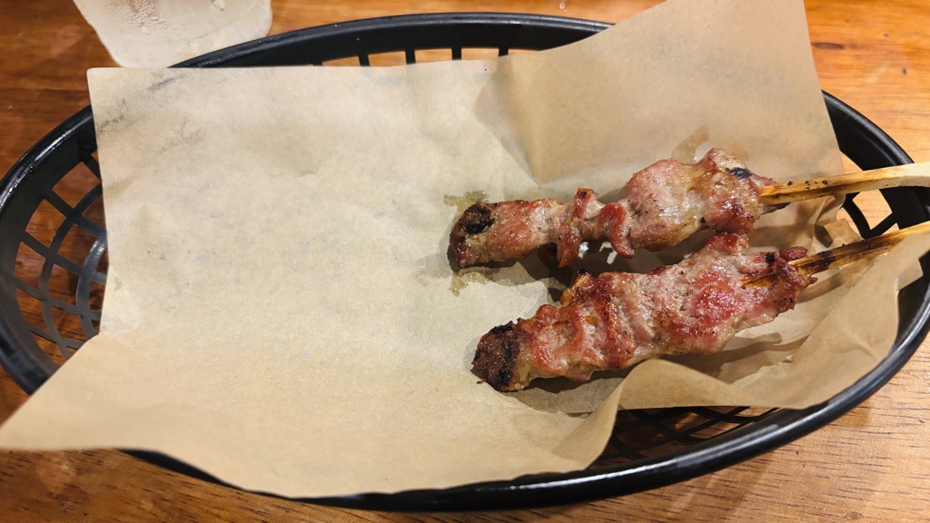 焼き目のついた豚串2本