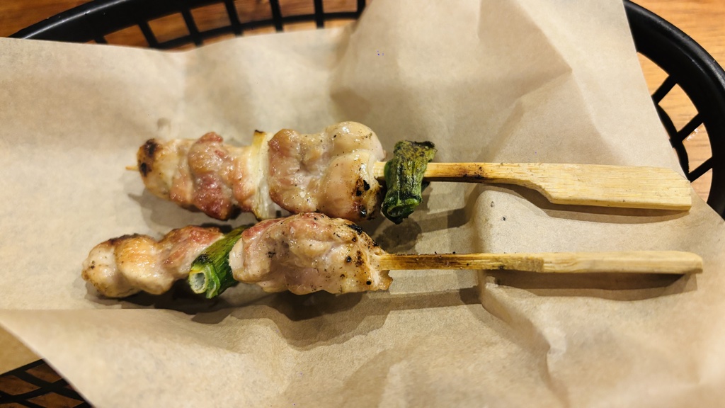 鶏ももとネギを交互に刺したねぎま2本