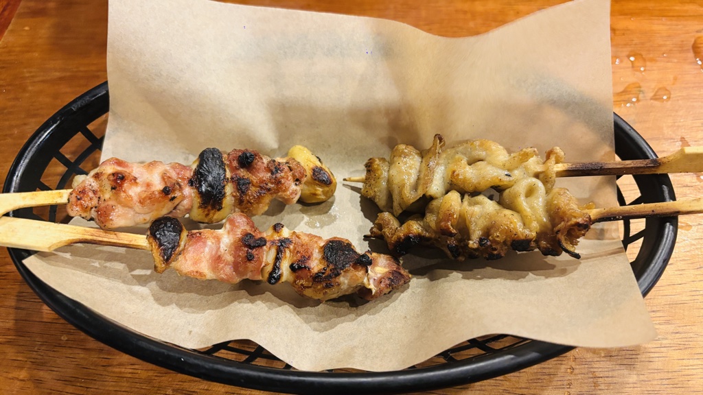 左がにんにくと鶏ももの串、右が鶏かわの串