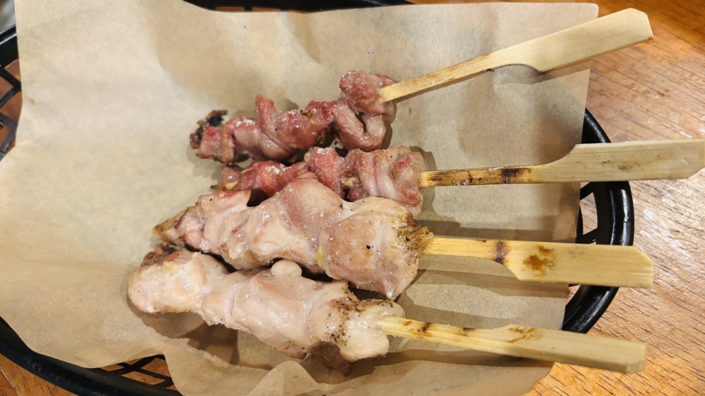 上の2本が鳥はつ、下の2本が鶏ももの串