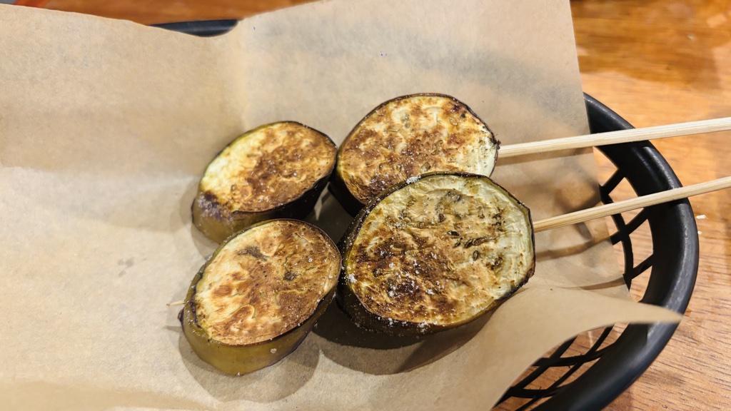 輪切りのなすを刺して焼いた串2本