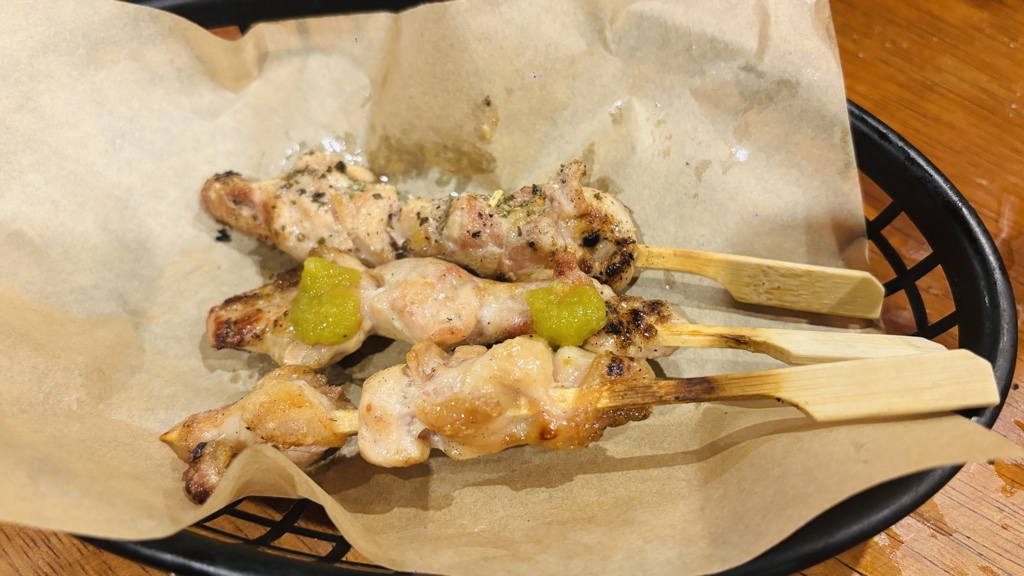 上がバジルをまぶした鶏もも、まん中が柚子胡椒をのせた鶏ももの串