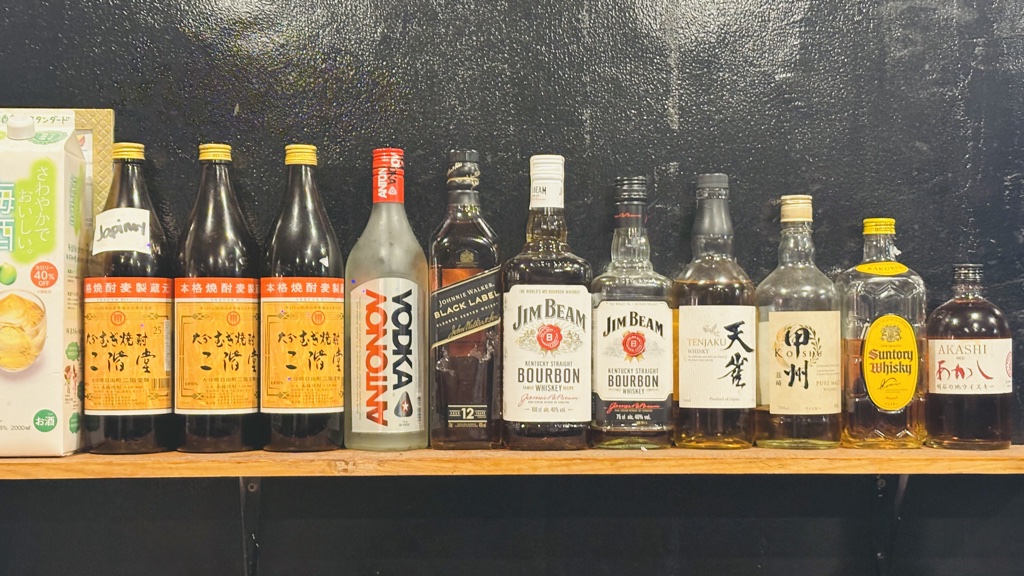 棚に並んだ麦焼酎の二階堂やウイスキーの瓶