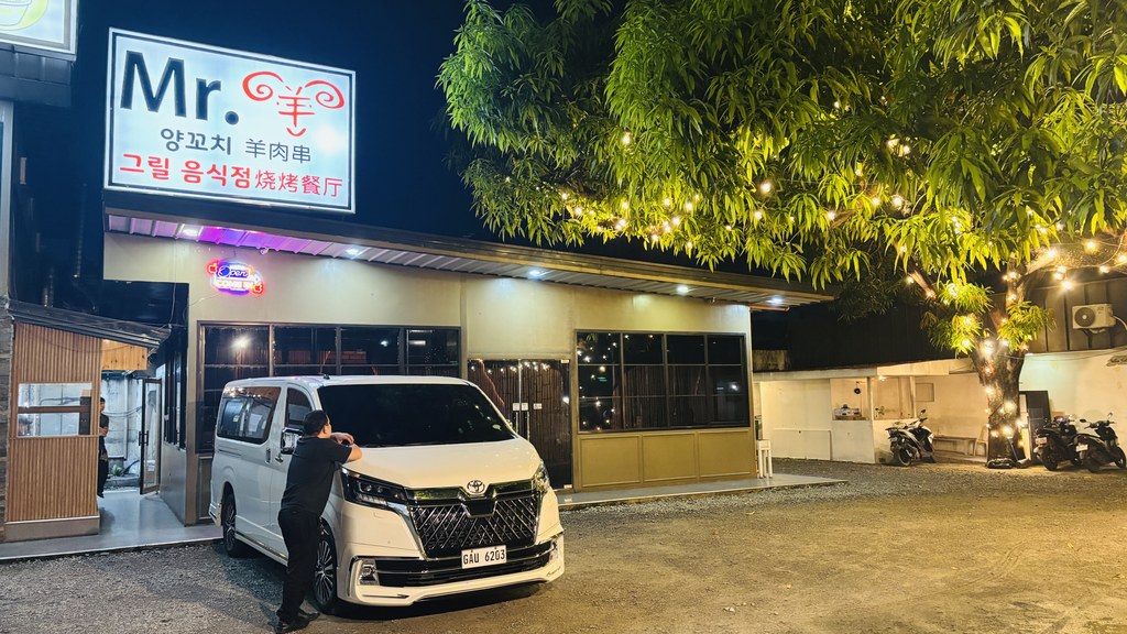 Mr. Lamb Barbequeの外観。お店の前は砂利の広いスペースで、木に電飾が巻かれている
