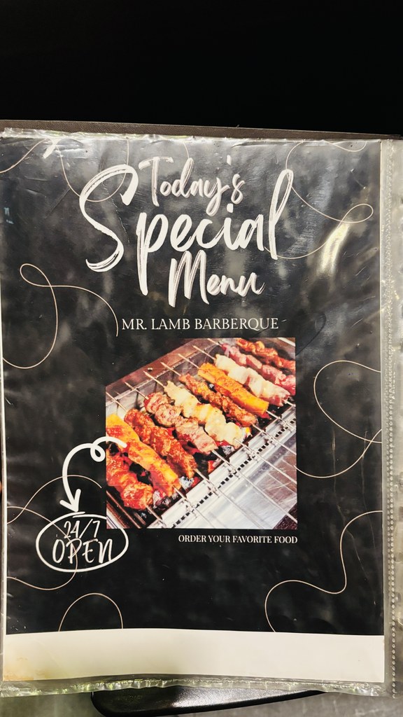 「Today's Special Menu」と書かれたメニューの表紙。左下に24/7 OPENの文字