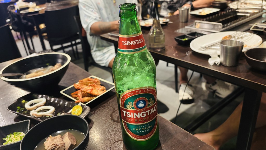 テーブルに置かれた青島ビール(TSINGTAO)の大瓶