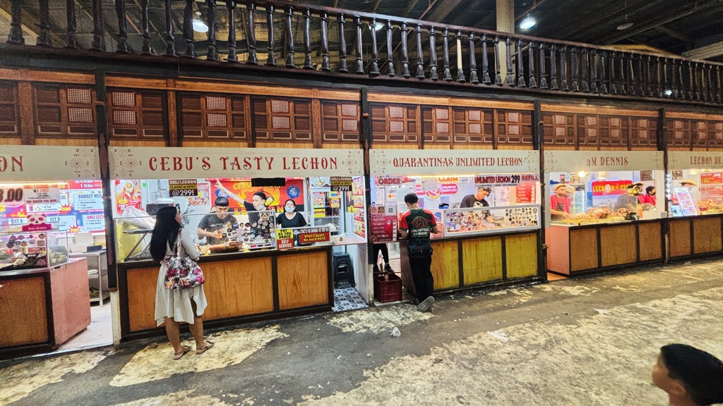 「CEBU'S TASTY LECHON」などレチョンの屋台が並ぶ通り