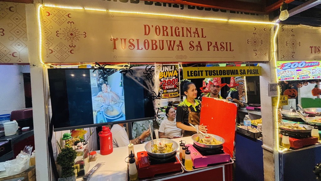 タスロブブワの屋台「D'Original Tuslobuwa sa Pasil」。UNLI BUWA 200ペソの看板